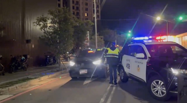 新北市蘆洲分局為持續遏止幫派滋事及有效淨化選前社會治安，於今1日晚間起規劃「閉鎖式擴大臨檢」威力大掃蕩勤務。（圖／警方提供）