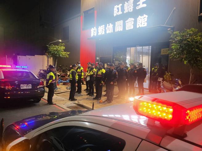 新北市蘆洲分局為持續遏止幫派滋事及有效淨化選前社會治安，於今1日晚間起規劃「閉鎖式擴大臨檢」威力大掃蕩勤務。（圖／警方提供）