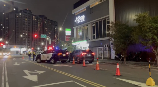 新北市蘆洲分局為持續遏止幫派滋事及有效淨化選前社會治安，於今1日晚間起規劃「閉鎖式擴大臨檢」威力大掃蕩勤務。（圖／警方提供）