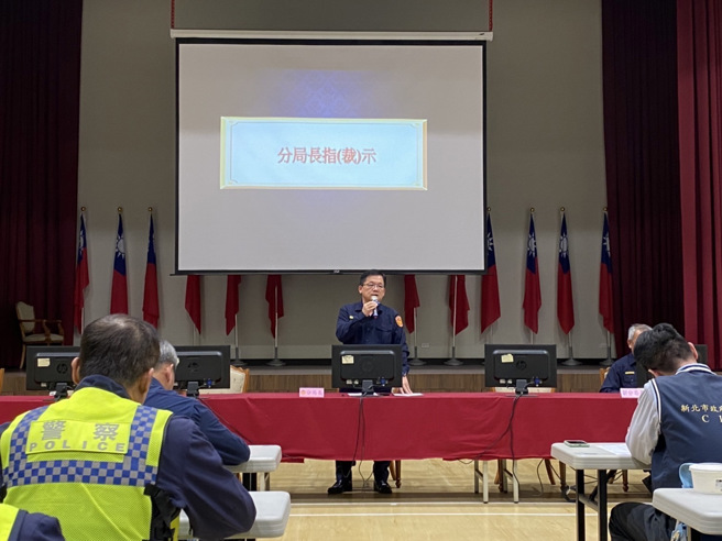 新北市蘆洲分局為持續遏止幫派滋事及有效淨化選前社會治安，於今1日晚間起規劃「閉鎖式擴大臨檢」威力大掃蕩勤務。（圖／警方提供）