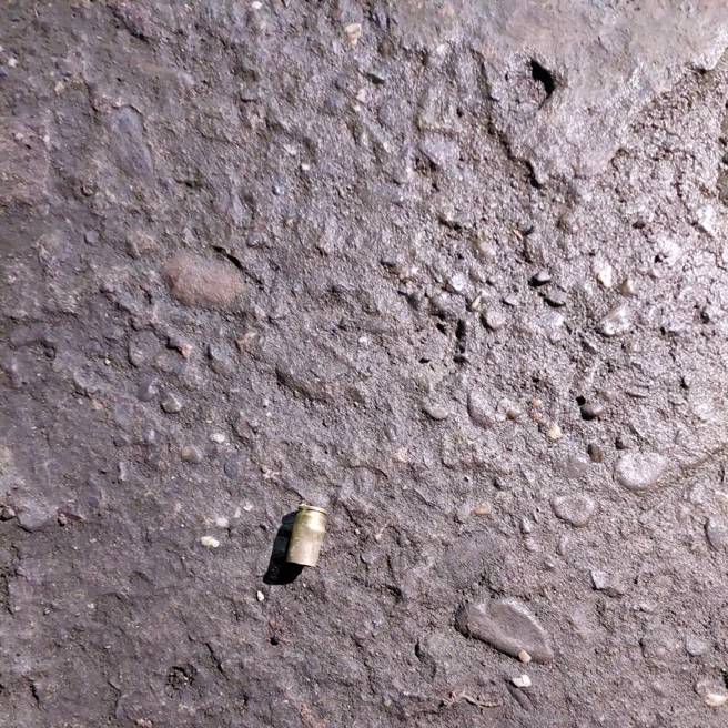 台南将军区将军里疑似发生有1名男子受枪伤，警方于现场发现弹壳。（图／警方提供）