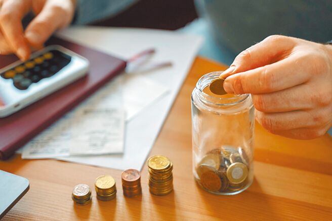 随着教职人员明年调薪的机会，同时提高税赋优惠和调整预设机制，提高私校教职员的退抚储金制度自愿提拨率，是一个值得考虑的改革方向。图／摘自Freepik