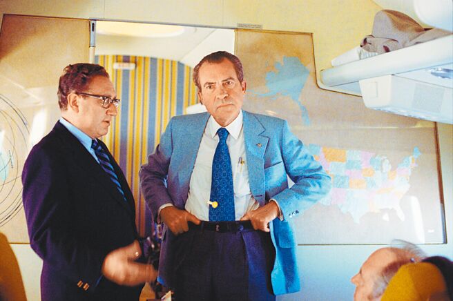 1972年2月20日，當時的美國總統尼克森（右）和國家安全顧問季辛吉站在前往中國訪問的空軍一號專機上。（路透）