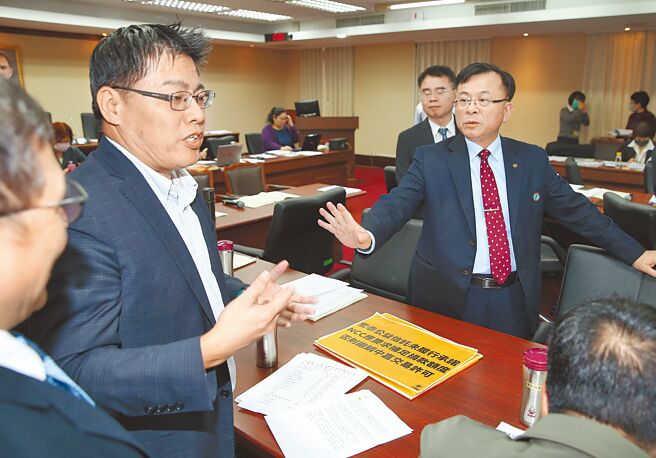 国家通讯传播委员会（NCC）主委陈耀祥（右）。（姚志平摄）