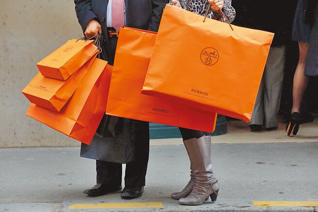 民眾出国旅游血拼，带回价值2万以下物品不课税，至今已长达34年未修正。（路透）