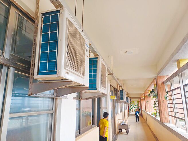 班班有冷气政策上路已1年多，教育部德政装给学生吹冷气导致用电成长，经济部却不同调，函文各校要求检讨用电成长原因说明及改善策略报告。（许逸民摄）