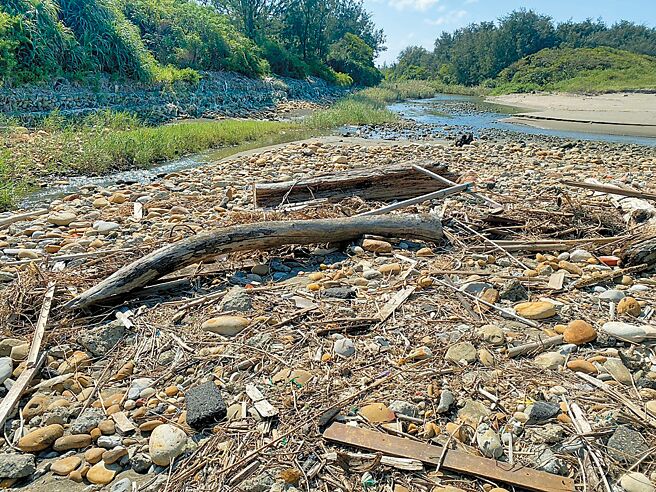 桃园市农业局宣布，睽违10年再次开放桃园市民至沿海指定范围捡拾漂流木，直到中央气象署下次发布陆上颱风警报或豪雨特报为止，图为桃园海岸漂流木示意图。（桃园市海管处提供／蔡明亘桃园传真）