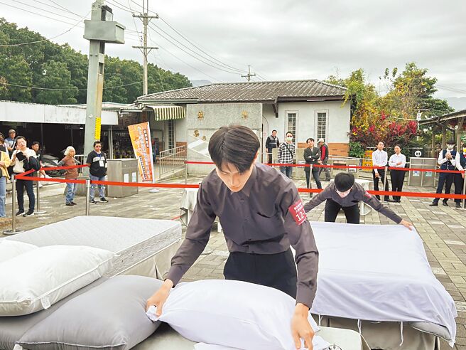 南投县旅馆商业同业公会举行「2023台湾旅馆节全国旅馆杯餐旅服务竞赛」，11月30日在集集火车站前广场登场，整床不只比速度，更要评鑑床单、枕头套的整齐度。（杨静茹摄）