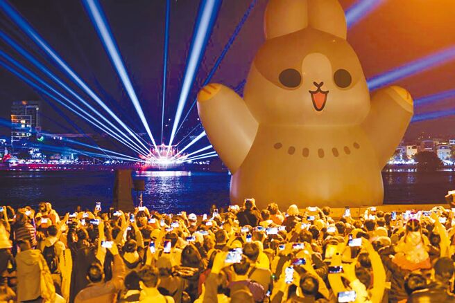 今年高雄灯会首度移师莲池潭，图为灯会水上灯饰作品萌兔队长「ㄇㄚˊ几」吸引大批民眾拍照。（高市观光局提供／柯宗纬高雄传真）
