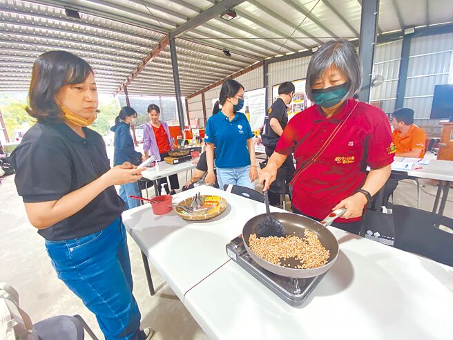 台东县延平乡布拉谷果菜生产合作社推出炒树豆茶包DIY体验，民眾动手炒树豆。（蔡旻妤摄）