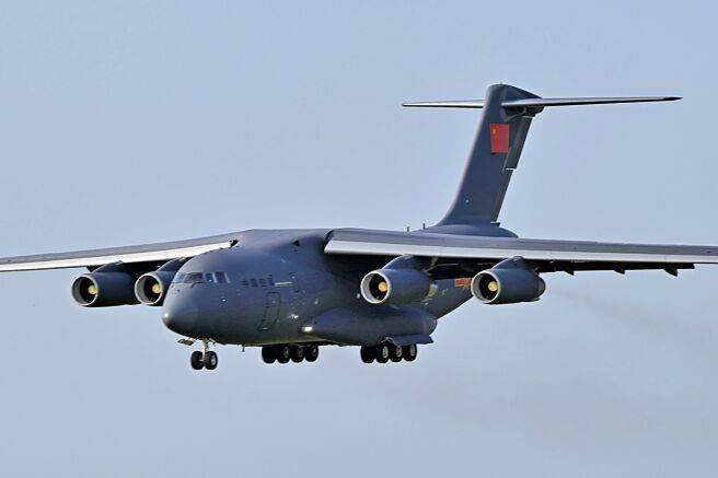 杜拜航展展场上出现和中国军机「运20」一模一样的运输机模型。有关专家表示，按照惯例，这意味着中国运20这款运输机开始迈向国际市场。（新华社）