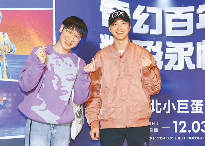 小賴（左）、江宏傑11月30日出席「2023冰上迪士尼」活動。（陳俊吉攝）