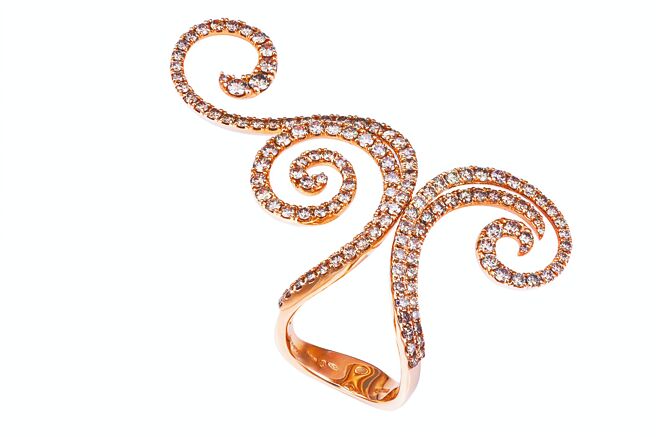 DAMIANI Masterpiece Riccioli大師系列玫瑰金棕色鑽石戒指，52萬元。（DAMIANI提供）