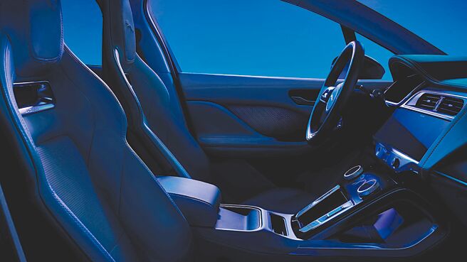 24年式小改款Jaguar I-PACE配备快速且直觉的Pivi Pro资讯娱乐系统。（JLR Taiwan提供）