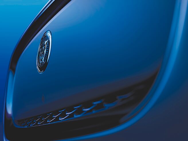 24年式小改款Jaguar I-PACE全新的封闭式水箱护罩。（JLR Taiwan提供）