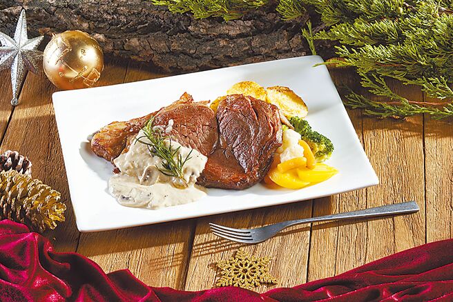 往年耶誕節都是莫凡彼重點檔期之一，品牌今年與臺灣商務印書館合作，從其出版的《法式料理聖經》復刻法式套餐，包括「巴黎煎蘑菇牛排」（見圖）、「抹茶冰淇淋金磚吐司」等，原價2350元、特價1680元。（莫凡彼提供）