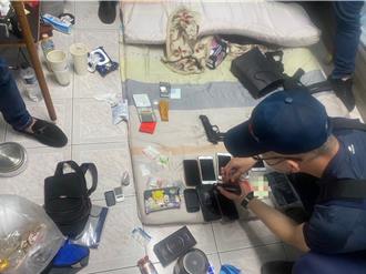 高雄3男女共背9條通緝！狼狽遭逮租屋處及身上搜出2槍與毒