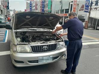 车抛锚派出所前 高雄警见状提一物神救援！