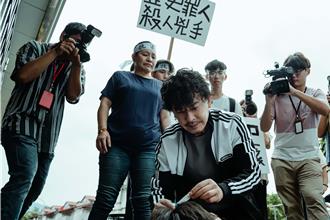 王識賢遭民眾包圍抗議 遭「電視大佬」愛子丟石頭砸傷