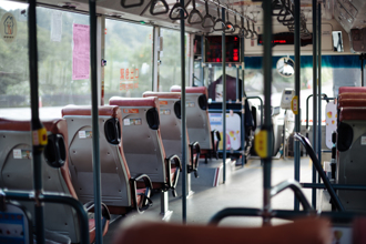 習慣坐第一個？34周雙胞胎媽搭公車 慘遭阿婆「雨傘戳腳」喊：妳起來