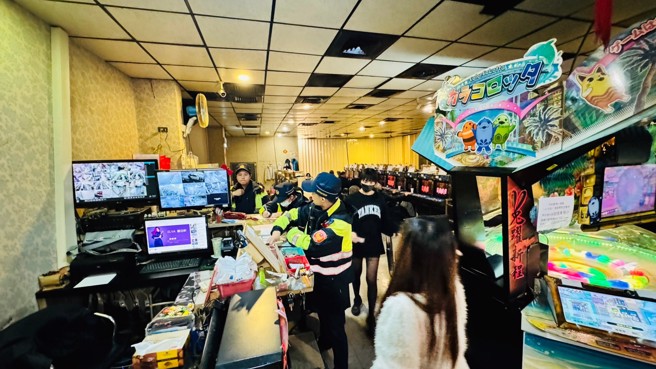 净化选前治安，三峡分局警方「扩大临检」，扫荡不法打击犯罪。（翻摄画面）