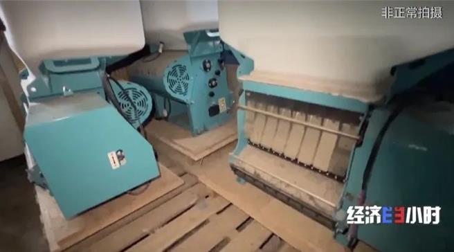 大陸央視起底「僵屍農機成搖錢樹」詐騙國家補貼黑幕。圖為閒置2年農機 。（大陸央視）