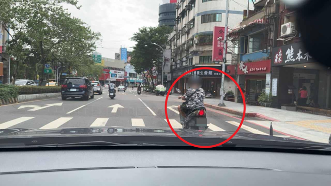 新北保安大隊巡邏員警，透過科技AI巡防系統當場逮獲。（翻攝畫面）