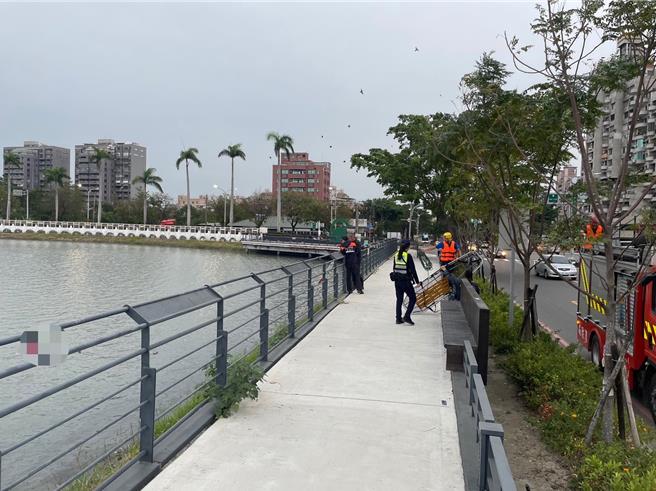 高雄市澄清湖湖面今天早晨有一女子浮在湖面上，吓坏路过运动的民眾，赶紧向警方报案，员警到场将女子打捞上岸，该女已明显死亡，初步排除有外力介入，将报请检察官相验以厘清死因。(警方提供／林雅惠高雄传真)