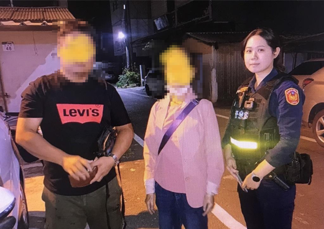 謝姓女子日前離家，弟弟謝姓男子報案請警方協尋，謝男（左）對於警方幫忙協尋姊姊（中）充滿感謝，圖右為永安所警員蔡旻珈。（翻攝照片／林瑞益高雄傳真）