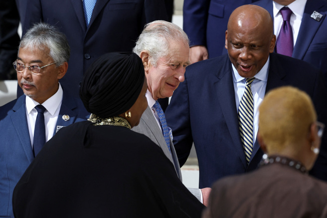 联合国气候变化纲要公约第28次缔约方会议（COP28）于杜拜展开，各方就化石燃料展开艰难谈判。图为英国国王查尔斯三世今出席会议。（图／路透社）