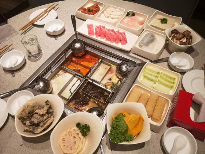 大陆海底捞害惨台湾，店员狂被问1事，被烦到想要离职。（图／shutterstock）