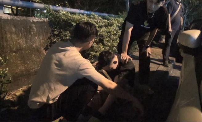 台中市刑大偵七隊破獲以劉姓男子為首的販毒集團，在南屯區重劃區內，壓制衝撞警車逃逸的陳姓（左二）集團成員。（警方提供／王煌忠台中傳真）