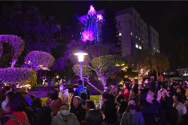 苗栗縣立圖書館前廣場耶誕燈將從1日起持續閃亮至明年元旦後。（謝明俊攝）