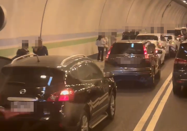 國3北上中寮隧道13車連環撞 4人傷！車流回堵3公里。（圖／翻攝自記者爆料網）