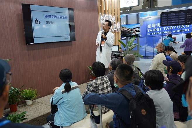 光田医院神经内科主任杨钧百进行演讲。（光田医院提供／陈淑娥台中传真）