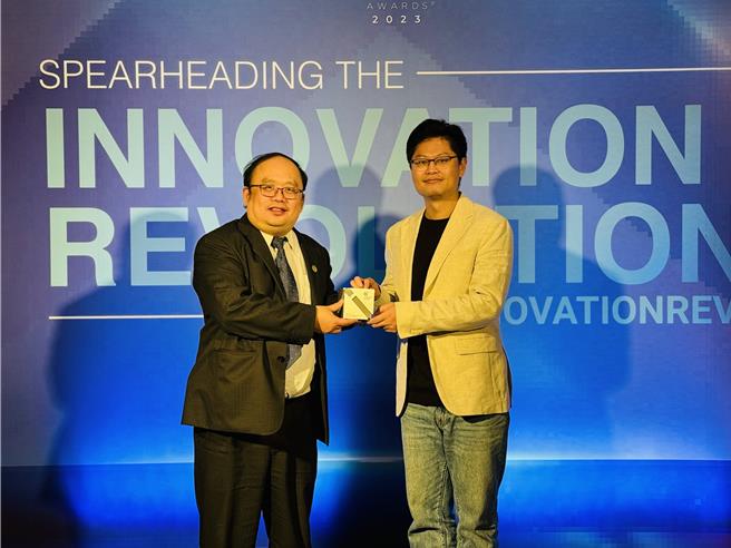 新北市政府今年以「新北行动支付App（NewTaiPAY）」，1日于台北新板希尔顿酒店举行的「2023 IIA国际创新奖颁奖典礼」获颁「服务与解决方案类」奖项。（新北市研考会提供）