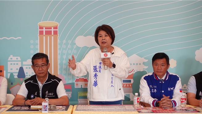 国民党立委参选人张秀华2日上午与党团5位议员针对铁路高架化、嘉义市图书总馆，炮轰民进党「选前支票抠抠开、选后跳票一大堆」。（张秀华竞选总部提供∕吕妍庭嘉义传真）