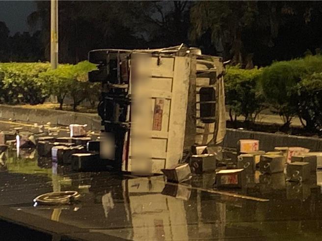 彰化台74甲线东外环道2日凌晨发生翻车事故，1辆载运食用废油的货车疑驾驶精神不济，自撞安全岛护栏后翻覆，造成该路段满地油渍。（民眾提供／孙英哲彰化传真）