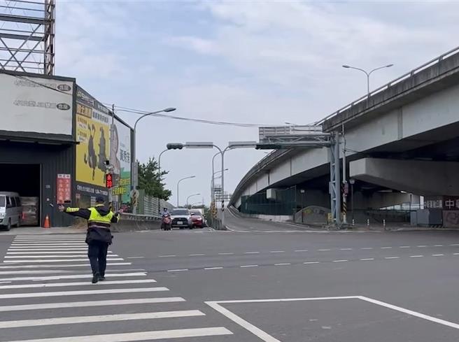 彰化台74甲线东外环道2日凌晨发生翻车事故，因公路单位需清理车祸造成的路面油渍等状况，辖区警方派员在路口进行交通疏导。（孙英哲摄）