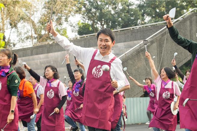 民进党嘉义县山区立委参选人陈冠廷2日在竹崎竞选总部成立嘉义县姐妹后援会。（陈冠廷竞总提供∕吕妍庭嘉义传真）