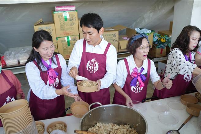 山区10乡镇会长干部率领百余名姐妹们料理「菜头饭」，象徵「旺到不行」，并分送竹崎弱势家庭及独居老人。（陈冠廷竞总提供∕吕妍庭嘉义传真）