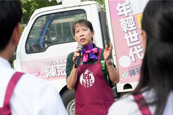 陈冠廷嘉义县姐妹后援会会长黄琼贤要大家走对的路，选对的人。（陈冠廷竞总提供∕吕妍庭嘉义传真）