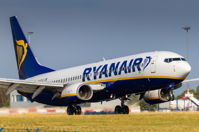 歐洲最大廉航「瑞恩航空」（Ryanair）傳出使用未經合格驗證的引擎零件，引發飛安疑慮。（圖／Shutterstock）