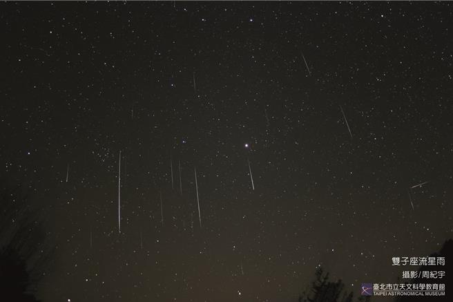 今年双子座流星雨极大期在14日深夜至15日天亮前，预估每小时天顶数量高达150颗，辐射点在大约晚间7时升起后即可观赏。(黄敬文翻摄)
