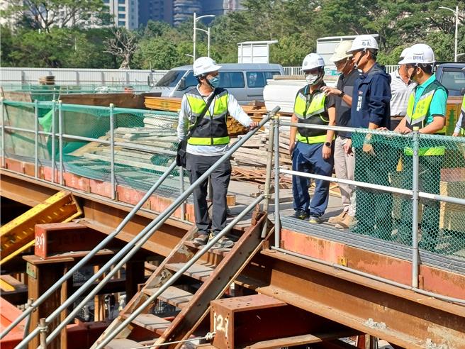 高市劳工局假日突检大楼工地。（翻摄照片／洪靖宜高雄传真）