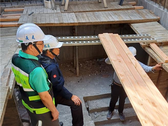 高市劳工局假日突检大楼工地。（翻摄照片／洪靖宜高雄传真）