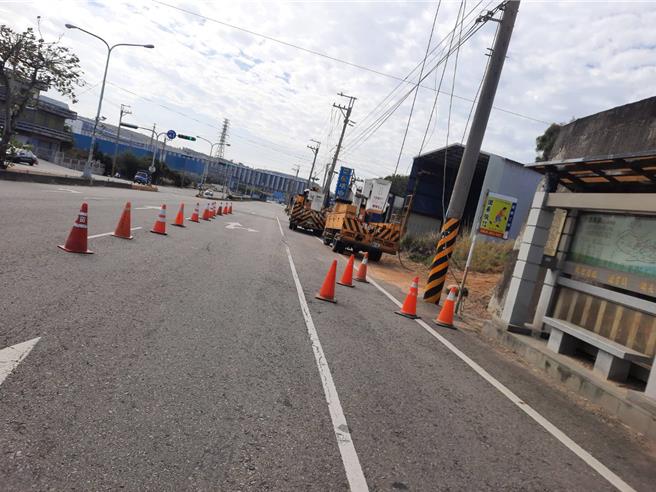 台电外包商2日上午也在通霄镇台1线136公里处施作更换电缆，并发生断缆起火意外。（读者提供／谢明俊苗栗传真）