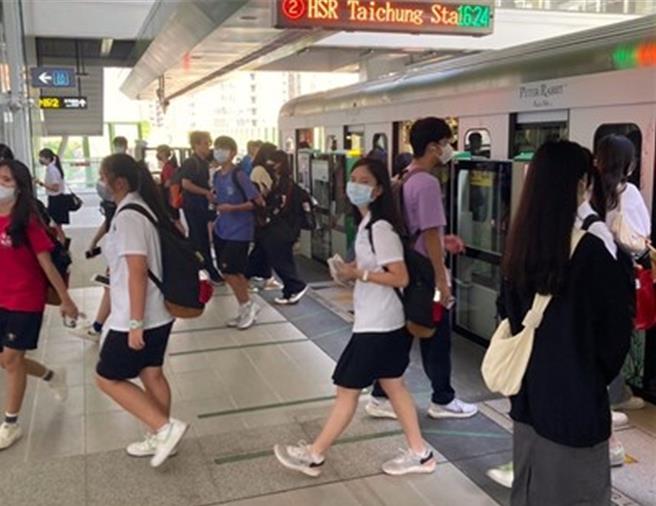 台中捷运运量持续攀升，今年11月再创新高，中捷公司宣布今天开始加密假日班距。(台中市府提供)