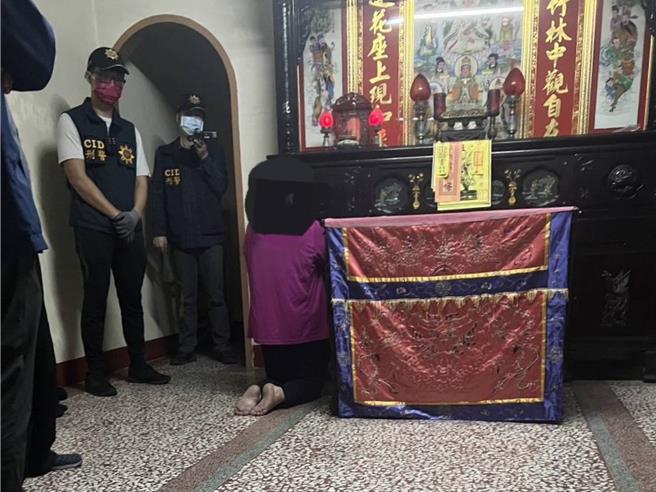 云林县父母误信掏光口水就可驱魔，压制儿子挖喉致死，母亲案发后（右）长跪神明厅忏悔。（虎尾警分局提供／张朝欣云林传真）