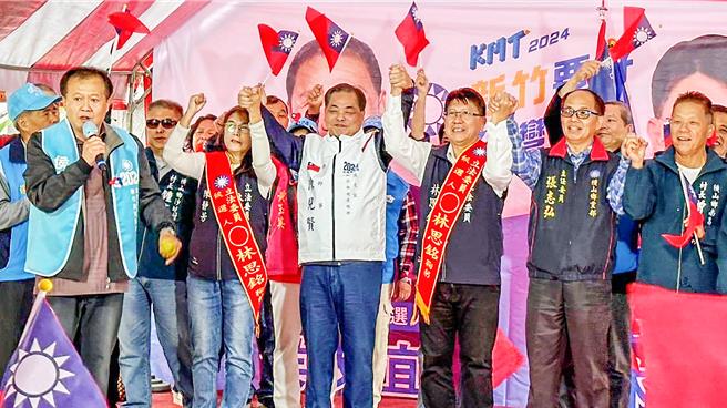 侯友宜、林思铭横山乡联合竞选总部2日热闹开张，副县长陈见贤（左三）和林思铭（右三）等人高喊「侯友宜冻蒜！林思铭冻蒜！」（林思铭团队提供／罗浚滨新竹传真）